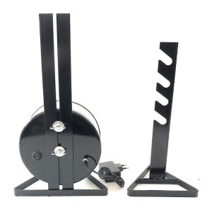 Retro del girarrosto elettrico PLUS prodotto da Allegri Girarrosti. Sulla sinistra struttura metallica di forma circolare nera con due antenne nere e cavo. Sulla destra supporto in metallo nero con 4 asole per poggiare lo spiedo.
