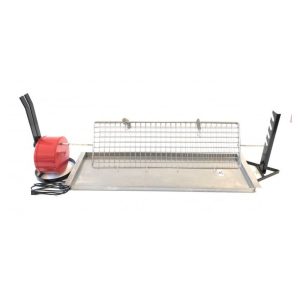 Kit girarrosto completo prodotto da Allegri girarrosti. Sulla sinistra struttura circolare rossa fuoco con due antenne nere e cavo. Al centro la leccarda in basso e sopra la griglia. Sulla destra supporto nero per poggiare lo spiedo con 4 asole