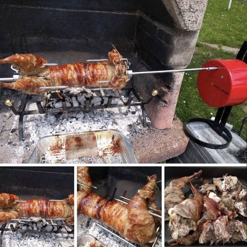 4 foto. In alto il Girarrosto elettrico COiDORi® prodotto da Allegri girarrosti sullo sfondo di un camino. Sulla destra struttura metallica di forma circolare rosso fuoco con due antenne nere. Al centro la spiedo con la carne allo spiedo. Mentre nelle tre foto in basso è rappresentata la carne arrosto