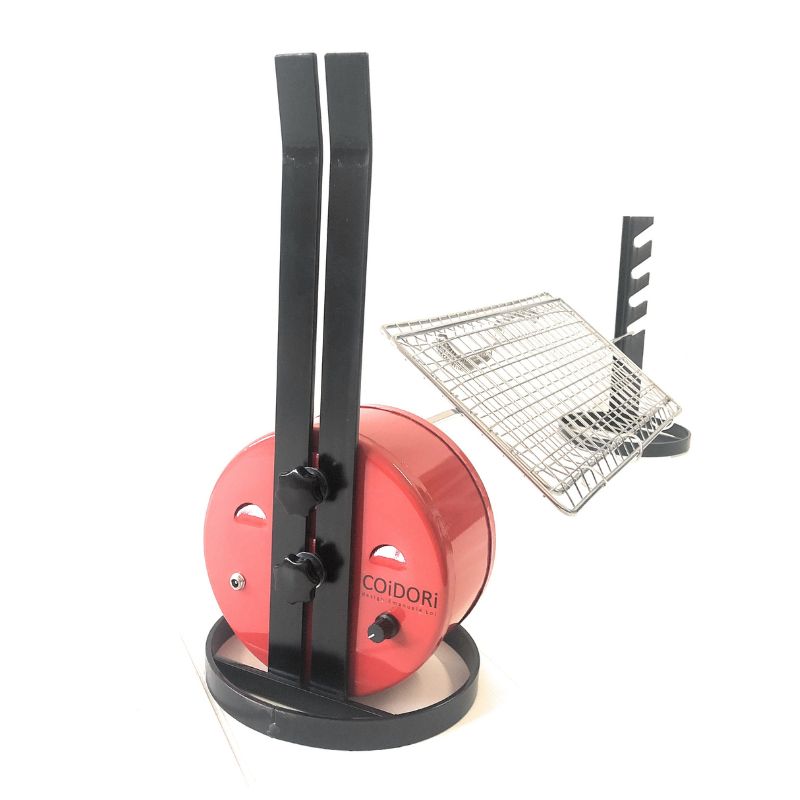 Retro girarrosto elettrico COiDORi® prodotto da Allegri girarrosti. Sulla sinistra struttura metallica di forma circolare rosso fuoco con due antenne nere. Al centro la griglia. Sulla destra supporto nero per poggiare lo spiedo con 4 asole