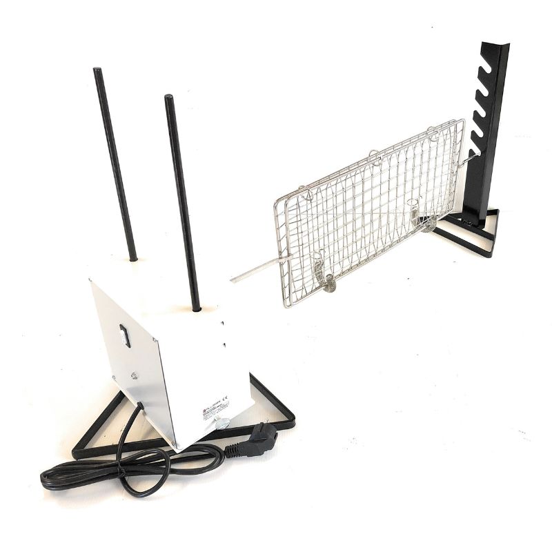 Retro Kit girarrosto Gigante prodotto da Allegri girarrosti. Sulla sinistra struttura metallica bianca con: tasto di accensione e spegnimento, due antenne nere e cavo. Al centro la a griglia. Sulla destra supporto nero per poggiare lo spiedo con 5 asole