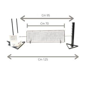 Kit girarrosto Gigante prodotto da Allegri girarrosti lungo 125 cm. Sulla sinistra struttura metallica bianca con: tasto di accensione e spegnimento, due antenne nere e cavo. Al centro la griglia lunga 70 cm, comprese di aste 95 cm. Sulla destra supporto nero per poggiare lo spiedo con 5 asole