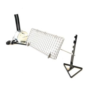 Fronte Kit girarrosto PLUS prodotto da Allegri girarrosti. Sulla sinistra struttura metallica di forma circolare due antenne nere e cavo. Al centro la griglia. Sulla destra supporto nero per poggiare lo spiedo con 4 asole
