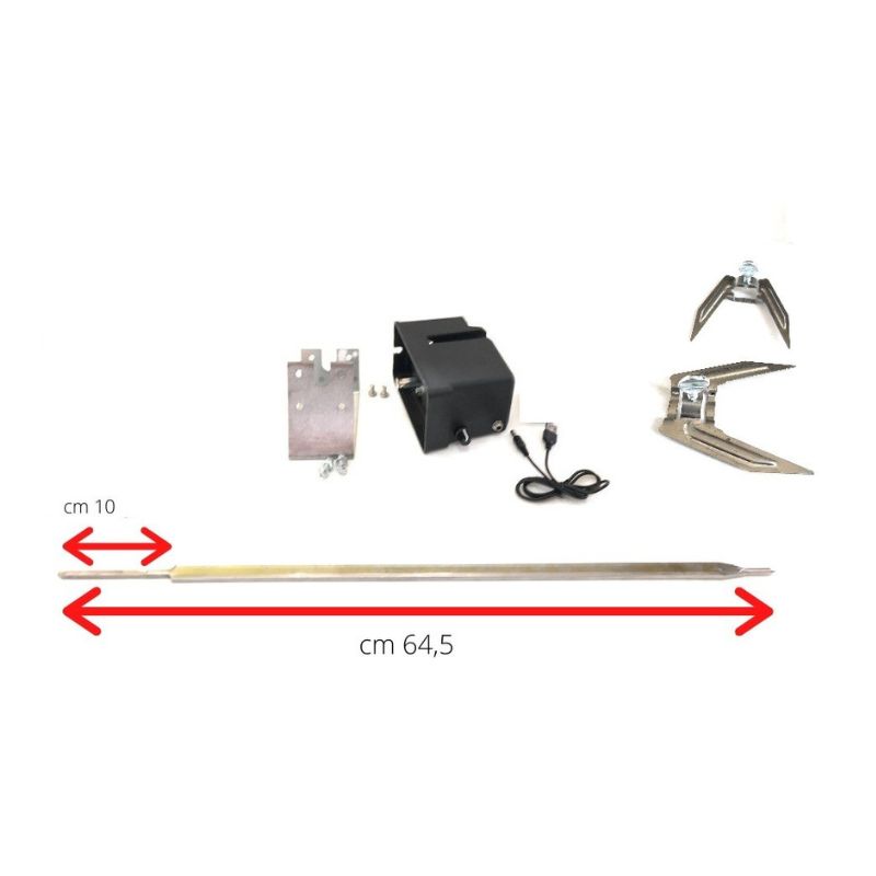 Insieme di componenti del Girarrosto per barbecue Weber Spirit 200/300, 10 kg, 220V e 5V, con velocità regolabile. In basso lo spiedo di 64,5 cm in acciaio. Sopra sulla destra due fermacarne in acciaio inox e affianco la scatola nera del girarrosto e il cavo