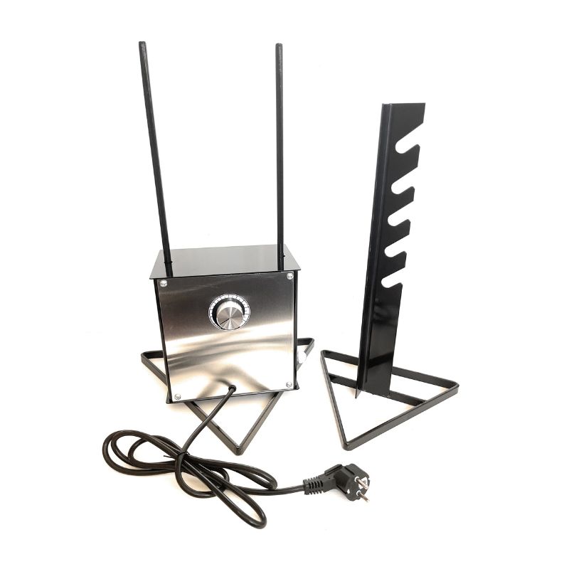 Fronte del girarrosto elettrico Gigante prodotto da Allegri Girarrosti. Sulla sinistra struttura metallica di forma rettangolare nera e argento con due antenne nere e cavo. Al centro della struttura manopola per regolare la velocità. Sulla destra supporto in metallo nero con 5 asole per poggiare lo spiedo.
